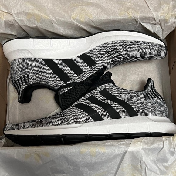 Adidas Swift Run Grey/Cloud White/Core Black Men's Shoe Size 9.5 - Picture 1 of 5